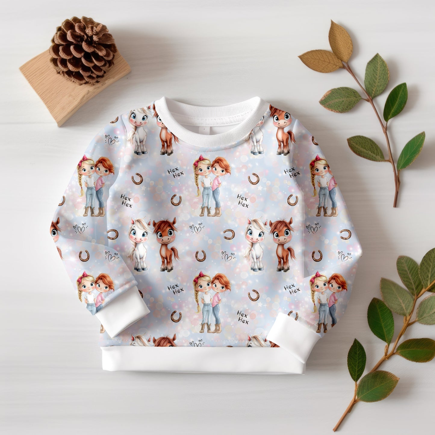 Kinder-Sweatshirt aus „Mimi & Mina“-Stoff mit Pferden und Mädchen auf hellem Hintergrund.
