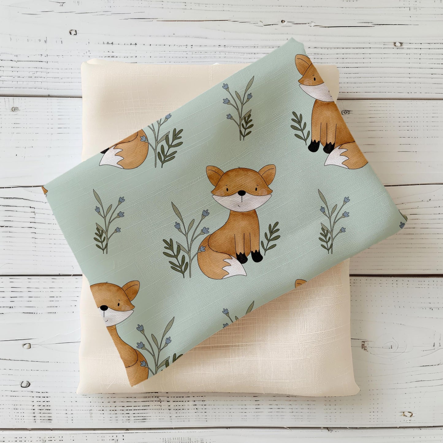 Hochwertiger Kinderstoff "Oscar der Fuchs" mit niedlichen Fuchsmotiven auf sanftem Grün – ideal für Baby- & Kinderkleidung.