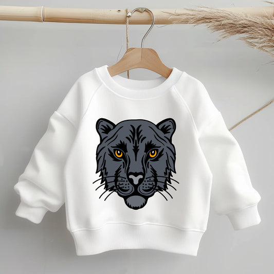 „Mockup eines Kinder-Sweaters: mittig auf der Brust das Bügelbild eines schwarzen Pantherkopfs; zeigt Größe und Platzierung des Motivs.“