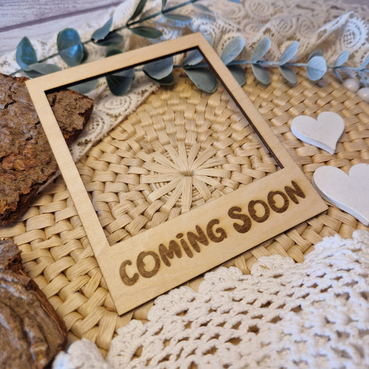 Polaroidrahmen aus Holz graviert mit „coming soon“ – dekoratives Flatlay-Element für Produktvorschauen, Babyankündigungen und handmade Teaser.