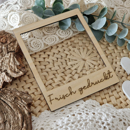 Polaroidrahmen aus Holz graviert mit „Frisch gedruckt“ – stilvolles Flatlay-Accessoire für DIY-Projekte, Druckdesigns & Produktneuheiten.