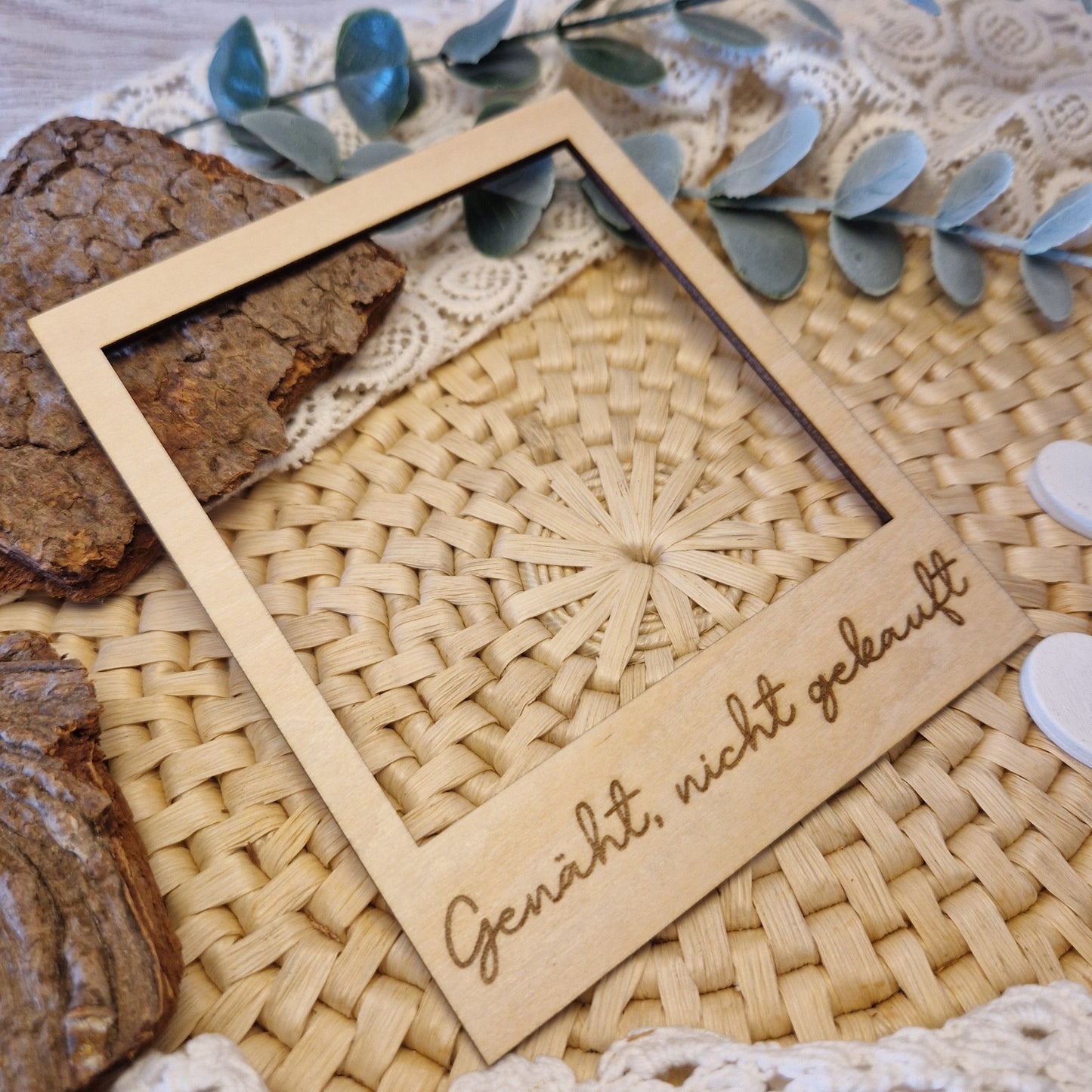 Polaroidrahmen aus Holz „Genäht, nicht gekauft“ für DIY-Projekte.