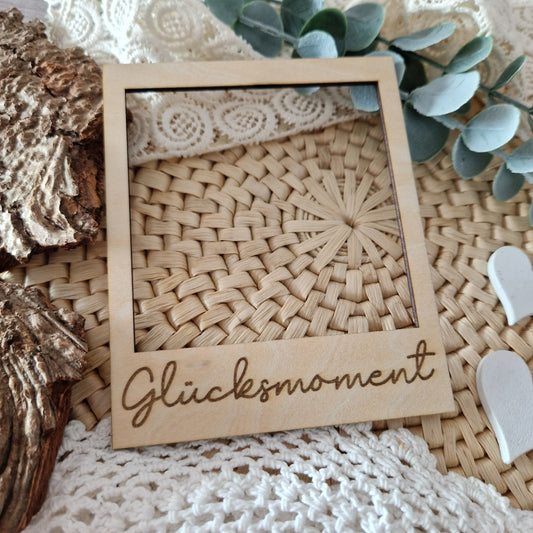 Polaroidrahmen aus Holz graviert mit „Glücksmoment“ – dekoratives Fotoaccessoire für Flatlays, Babyfotos & handgemachte Highlights.