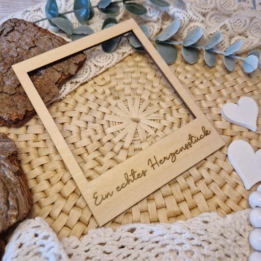 Polaroidrahmen aus Holz graviert mit „Ein echtes Herzensstück“ – dekoratives Flatlay-Accessoire für emotionale Handmade-Produkte & Herzensprojekte.