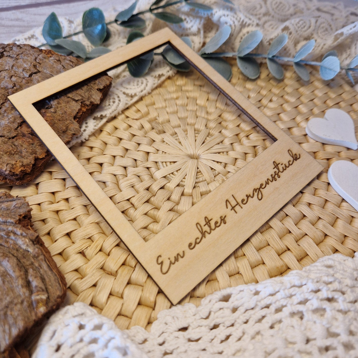 Polaroidrahmen aus Holz „Ein echtes Herzensstück“ – dekoratives Flatlay-Accessoire für emotionale Handmade-Produkte & Herzensprojekte.