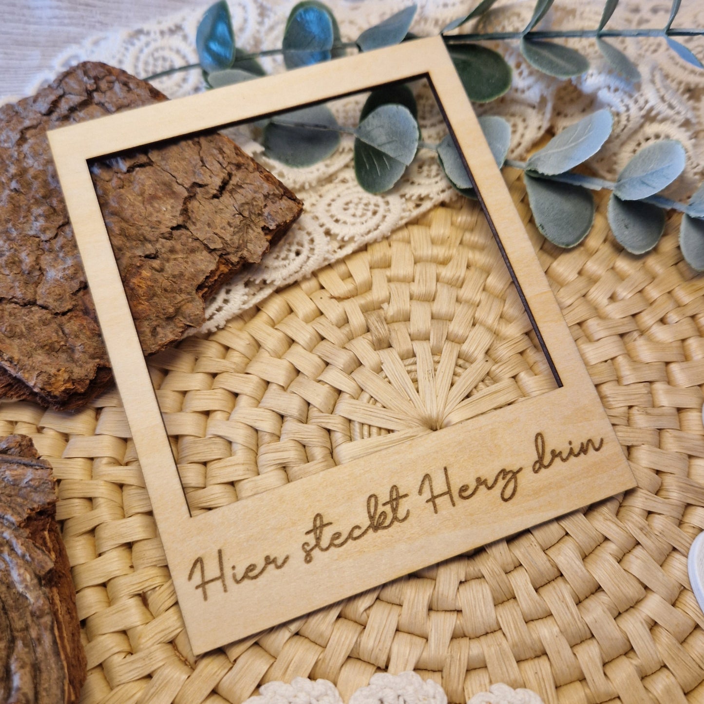 Polaroidrahmen aus Holz graviert mit „Hier steckt Herz drin“ – stilvolles Flatlay-Accessoire für emotionale Handmade-Produkte und Herzensgeschenke.
