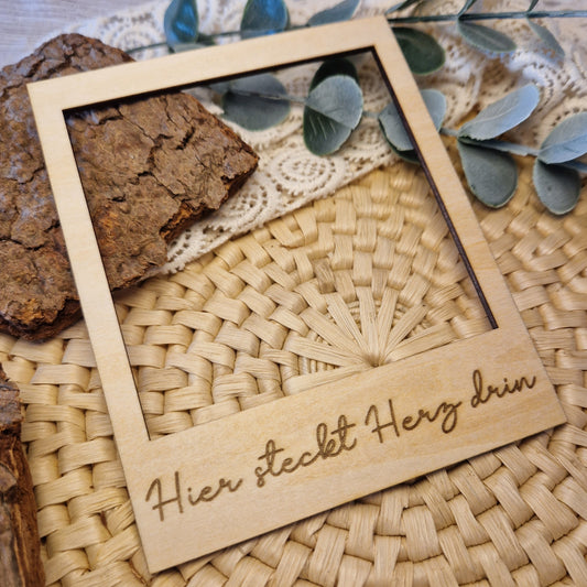 Polaroidrahmen aus Holz mit Gravur „Hier steckt Herz drin“ – stilvolles Flatlay-Accessoire für emotionale Handmade-Produkte und Herzensgeschenke: