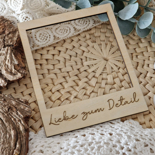 Polaroidrahmen aus Holz graviert mit „Liebe zum Detail“ – dekoratives Accessoire für Flatlays und handgemachte Produktfotos.