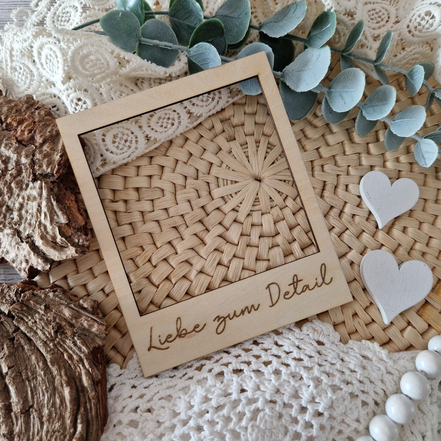 Polaroidrahmen aus Holz mit Gravur „Liebe zum Detail“ – dekoratives Accessoire für Flatlays und handgemachte Produktfotos.