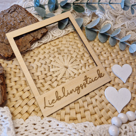 Polaroidrahmen aus Holz graviert mit „Lieblingsstück“ – dekorativer Rahmen für Flatlay-Fotos deiner liebsten Handmade-Stücke.