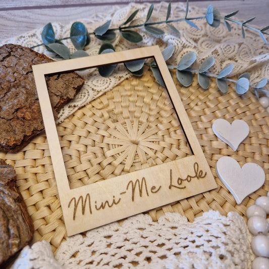 Polaroidrahmen aus Holz graviert mit „Mini-Me Look“ – dekorativer Holzrahmen für Flatlays von selbstgenähten Partner-Outfits & Matchy-Looks.