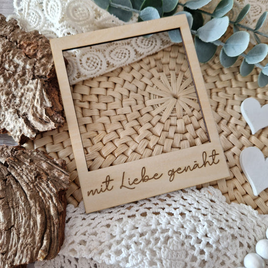 Polaroidrahmen aus Holz graviert mit „mit Liebe genäht“ – dekoratives Fotoaccessoire für Flatlays von genähter Kleidung & Handmade-Produkten.