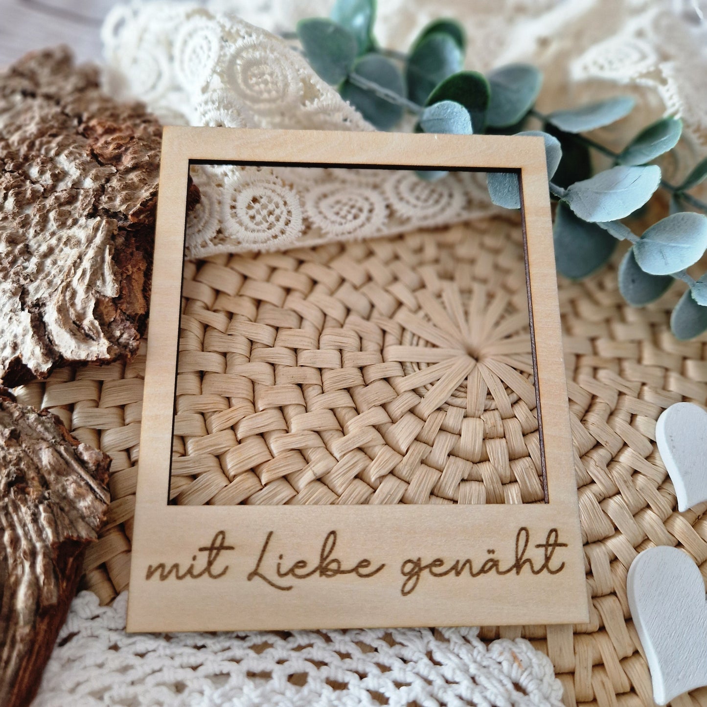 Polaroidrahmen aus Holz „mit Liebe genäht“ – dekoratives Fotoaccessoire für Flatlays von genähter Kleidung & Handmade-Produkten.
