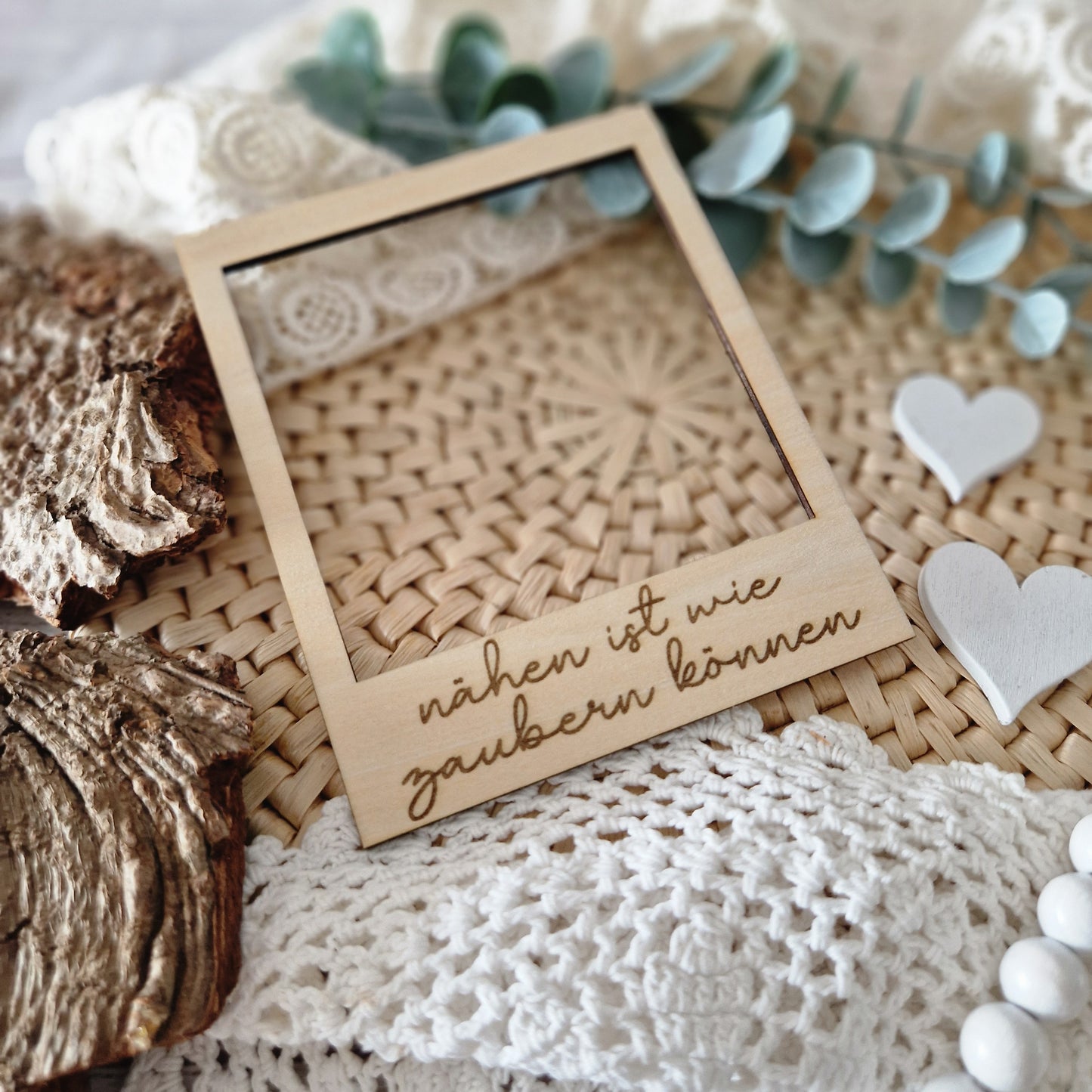 Polaroidrahmen aus Holz „nähen ist wie zaubern können“ – dekoratives Fotoaccessoire für Flatlays rund ums Nähen & Handmade.
