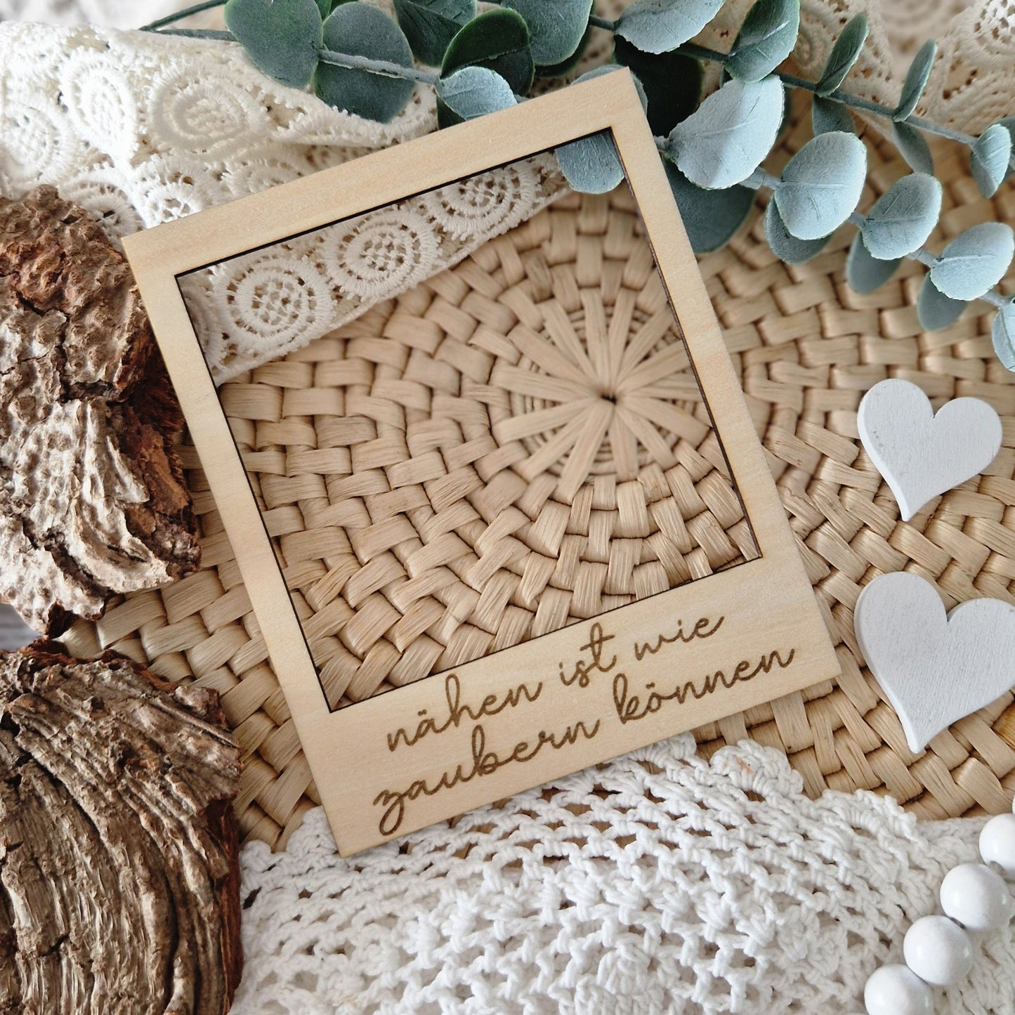 Polaroidrahmen aus Holz mit Gravur „nähen ist wie zaubern können“ – dekoratives Fotoaccessoire für Flatlays rund ums Nähen & Handmade.