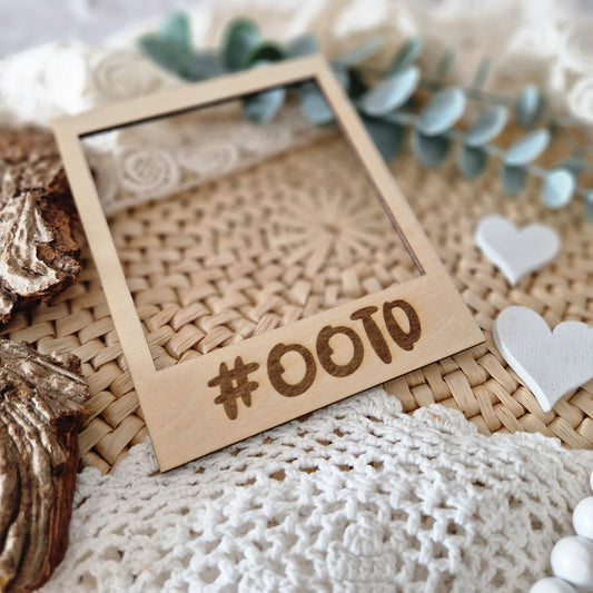 Polaroidrahmen aus Holz graviert mit „#ootd“ – dekoratives Flatlay-Accessoire für Fashion-, Kinderkleidungs- und Handmade-Outfitfotos.