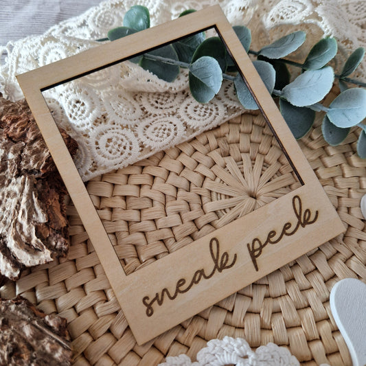 Polaroidrahmen aus Holz graviert mit „sneak peek“ – dekoratives Fotoaccessoire für Flatlays, Produktvorschauen und kreative Social-Media-Inhalte.