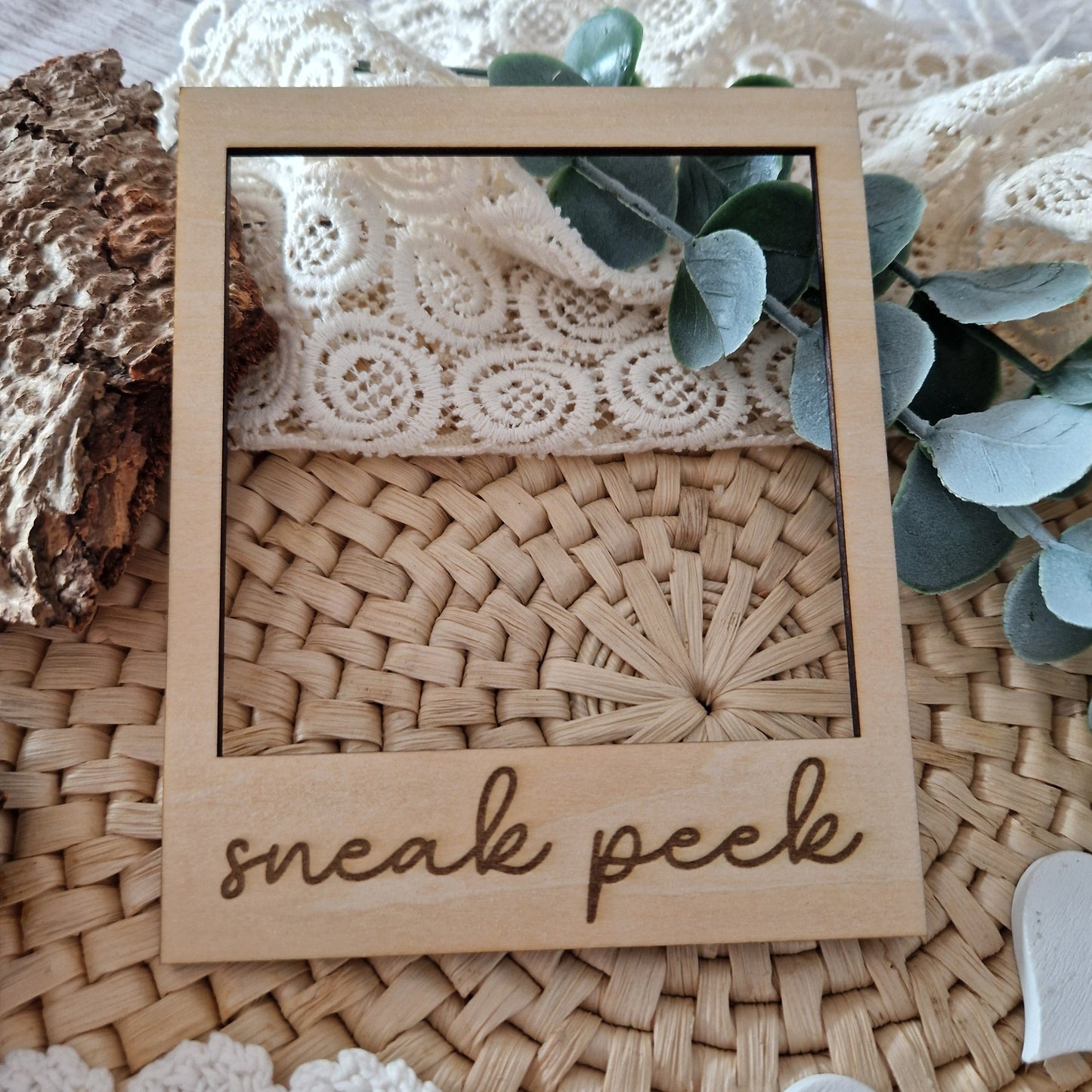 Polaroidrahmen aus Holz mit „sneak peek“ – dekoratives Fotoaccessoire für Flatlays, Produktvorschauen und kreative Social-Media-Inhalte.