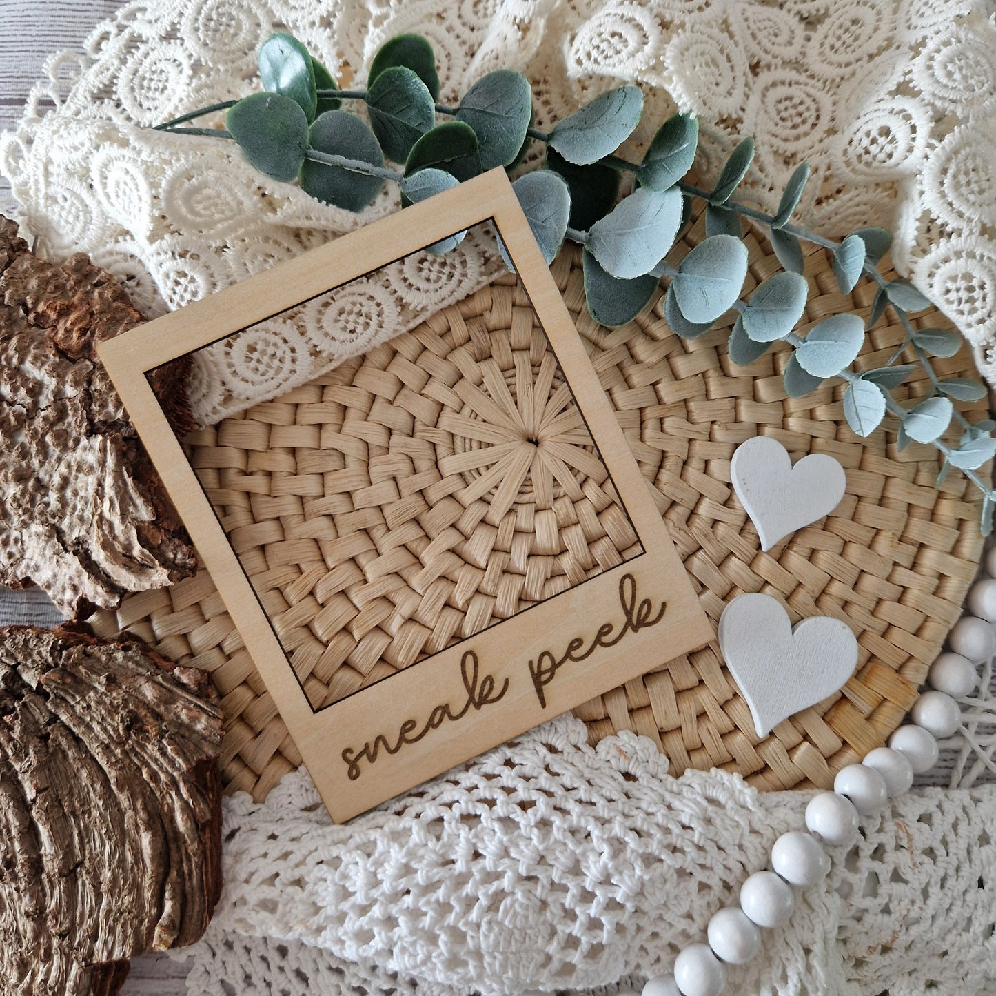 Polaroidrahmen aus Holz mit Gravur „sneak peek“ – dekoratives Fotoaccessoire für Flatlays, Produktvorschauen und kreative Social-Media-Inhalte: