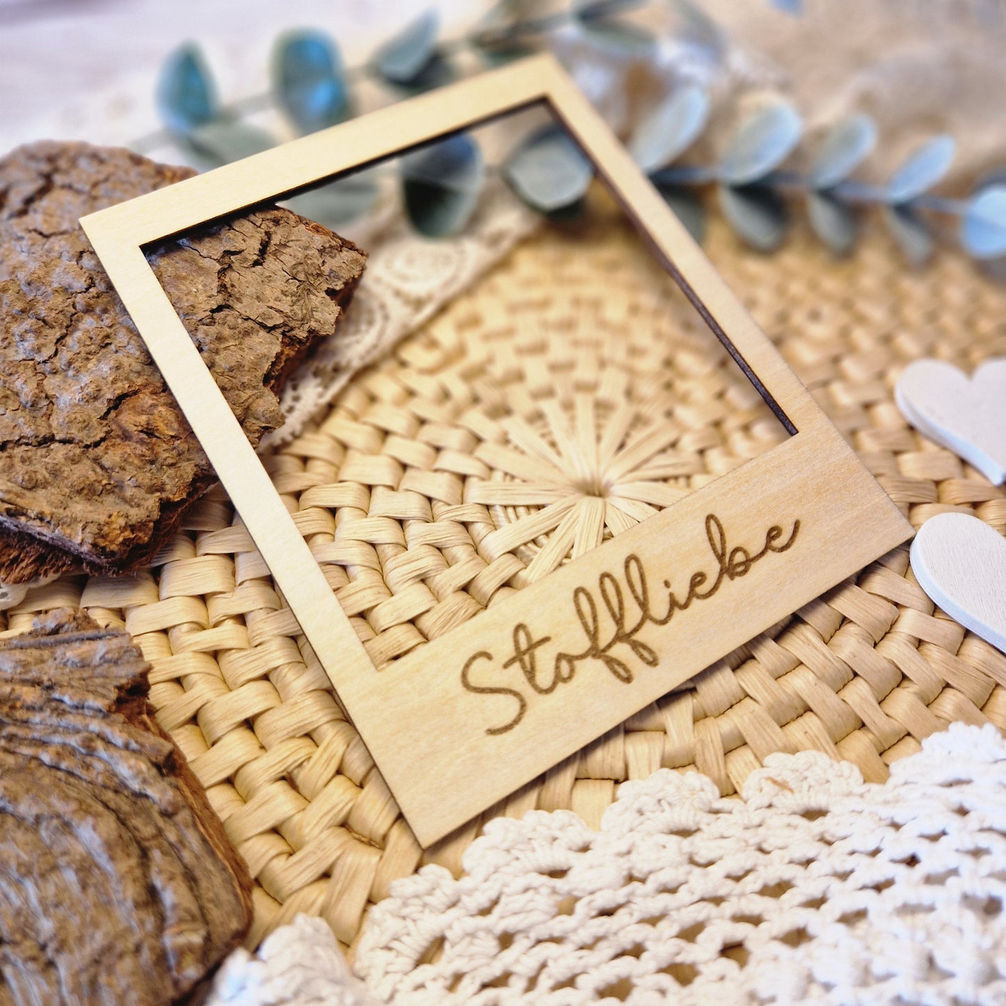 Polaroidrahmen aus Holz graviert mit „Stoffliebe“ – dekoratives Flatlay-Accessoire für Nähprojekte, Stoffkombinationen & Handmade-Produkte.