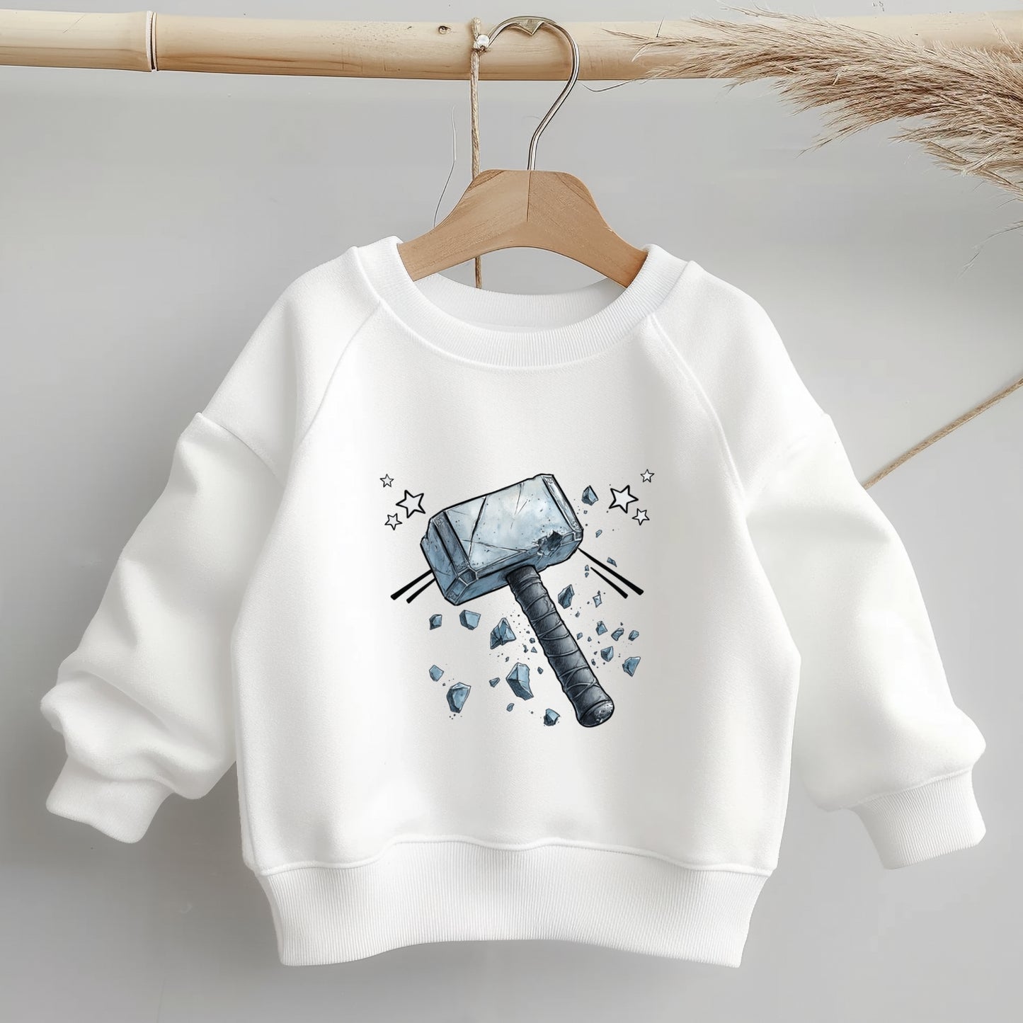 Powerhammer BĂŒgelbild auf Kinderpullover â coole Illustration mit Hammer und Sternen.