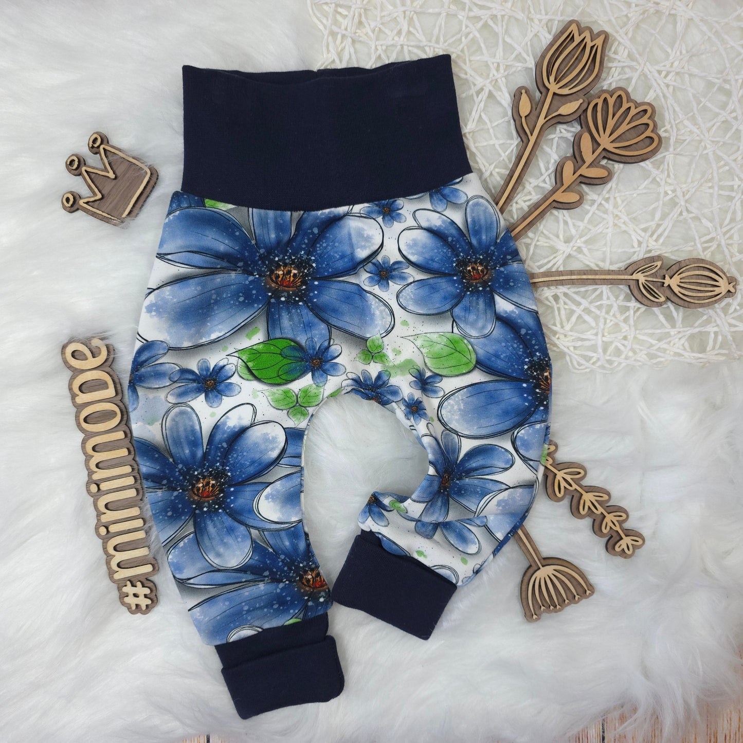 Baby Pumphose Größe 56 mit blauem Blumenmuster und dunkelblauen Bündchen aus French Terry handgemacht