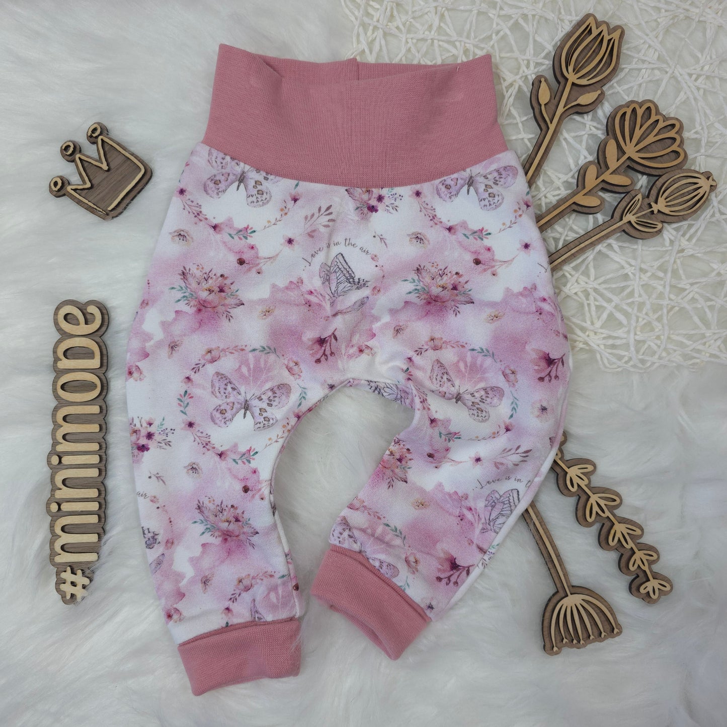 Baby Pumphose Größe 56 mit Schmetterling und Blumen Motiv in rosa aus French Terry handgemacht