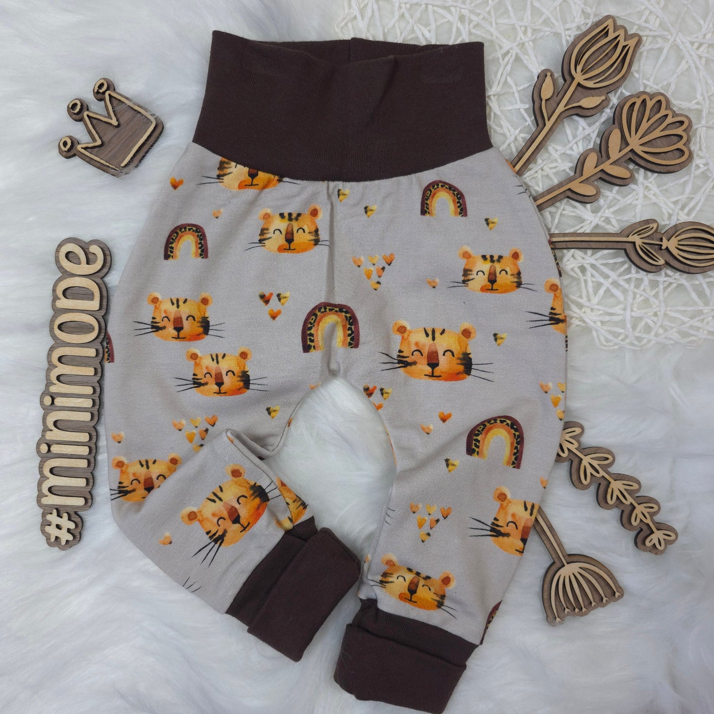 Baby Pumphose Größe 56 mit Tiger Motiv und braunen Bündchen aus French Terry handgemacht