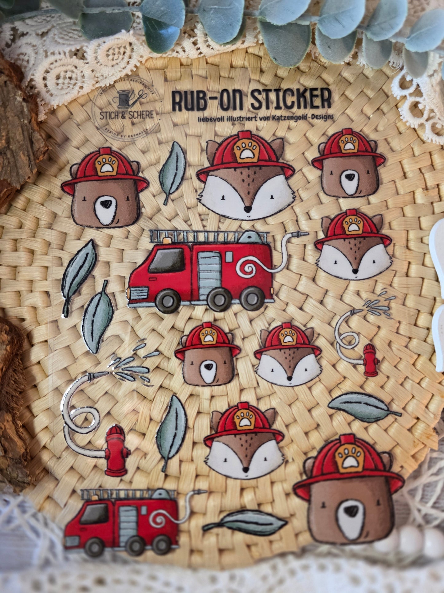 Nahaufnahme der Rub-On-Sticker „Fire Crew“ – liebevoll illustrierte Feuerwehrtiere und Fahrzeuge auf UV-DTF-Transferfolie.