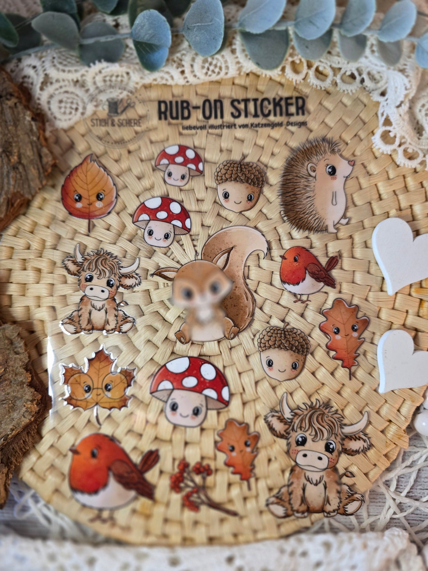 Nahaufnahme der Rub-On-Sticker „Herbstliebe“ – detailreiche Illustrationen von Tieren und Blättern auf UV-DTF-Transferfolie.
