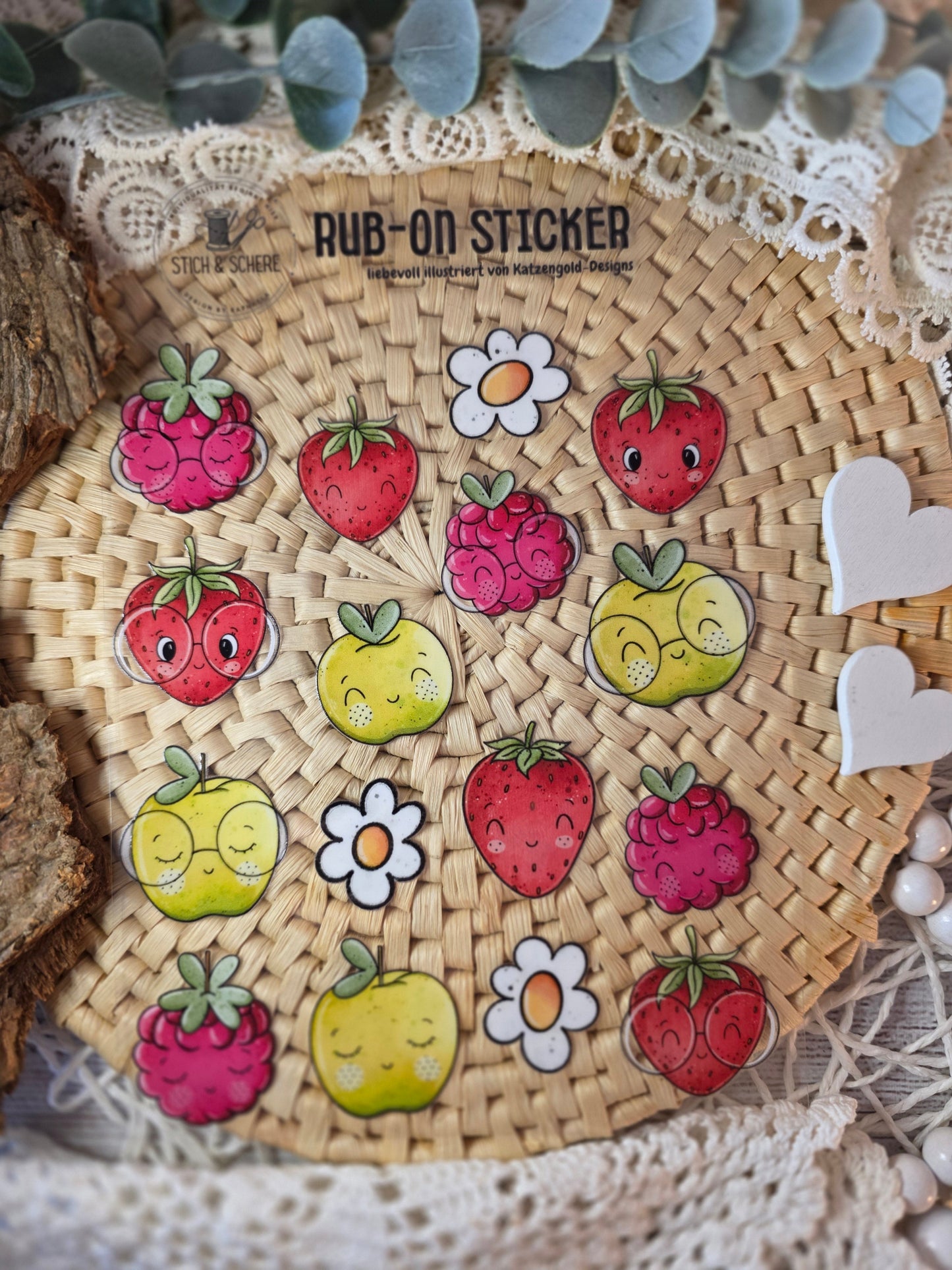 Nahaufnahme der Rub-On-Sticker „Kleine Himbeere & Äpfelchen“ – süße Früchte und Blümchen auf UV-DTF-Transferfolie.