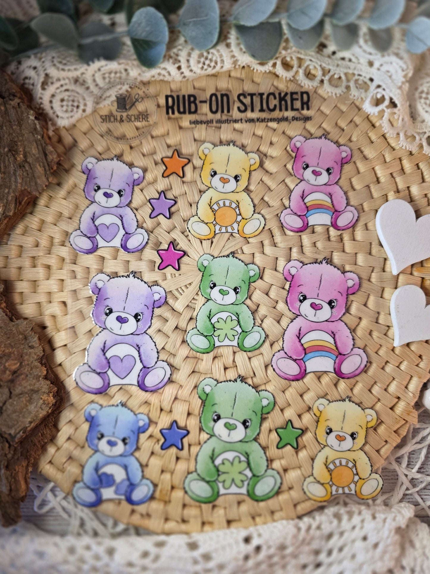 Nahaufnahme der Rub-On-Sticker „Regenbogenbärchen“ – farbenfrohe Bärchen mit Herz, Kleeblatt und Sonne auf UV-DTF-Transferfolie.