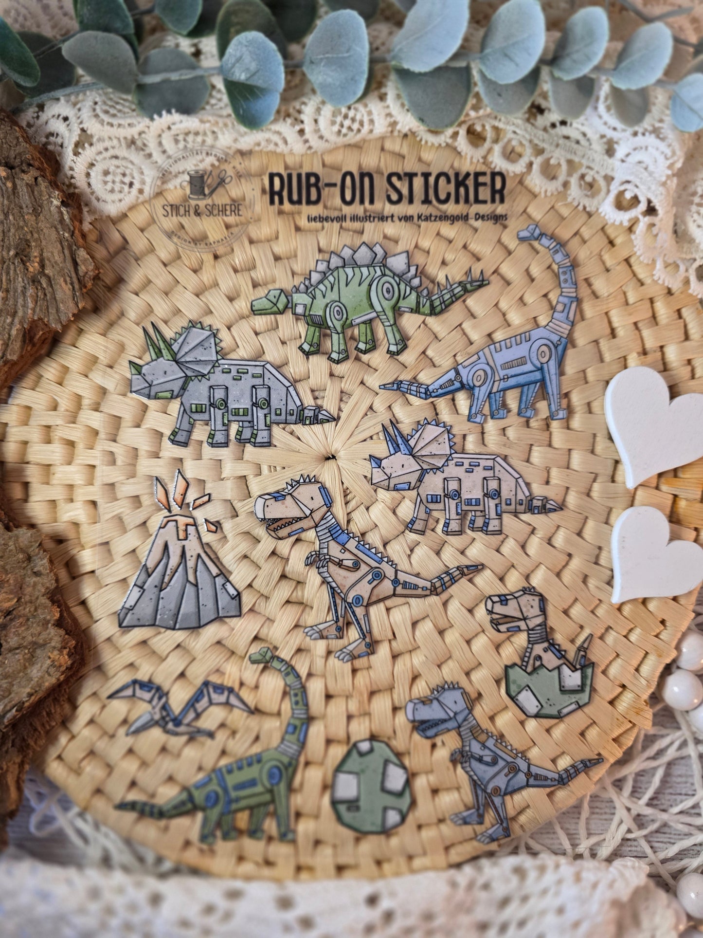 Nahaufnahme der Rub-On-Sticker „Robodinos“ – detailreiche, robotisch illustrierte Dinos auf UV-DTF-Transferfolie.