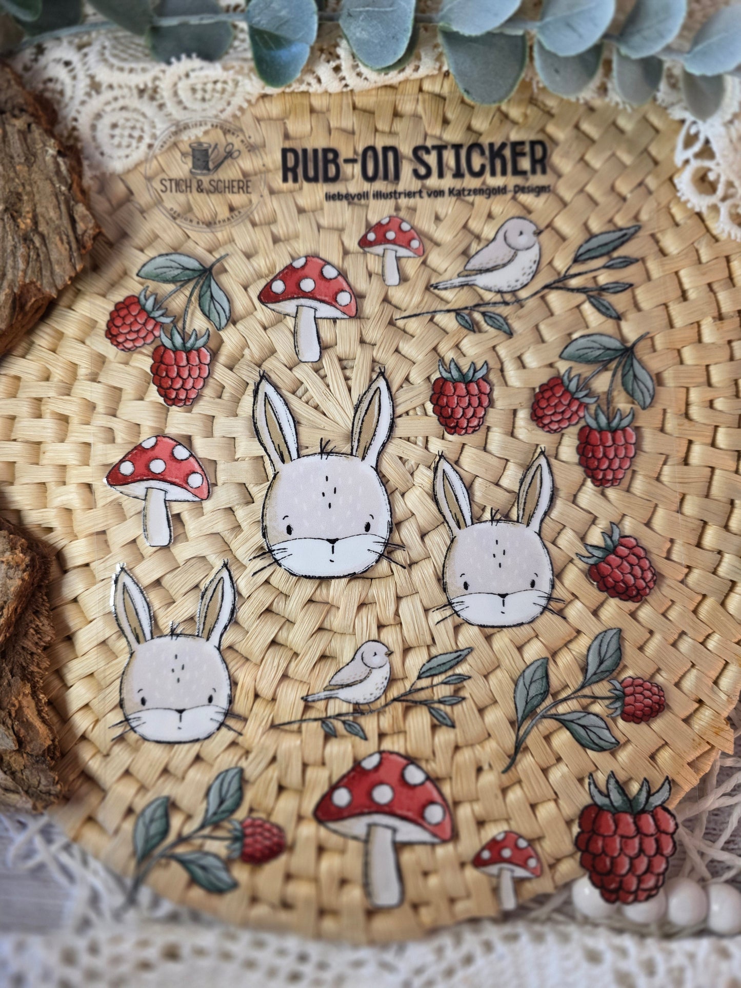 Nahaufnahme der Rub-On-Sticker „Wiesentag“ – feine Illustrationen von Hasen, Fliegenpilzen und Beeren auf UV-DTF-Transferfolie.