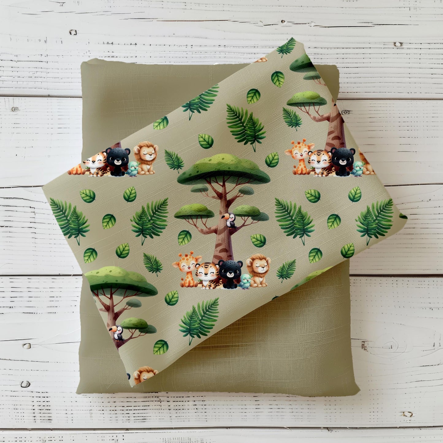 Hochwertiger Jersey-Stoff mit süßen Safari-Tieren wie Löwe, Tiger, Affe und Giraffe auf grünem Hintergrund – ideal für Kinderkleidung.