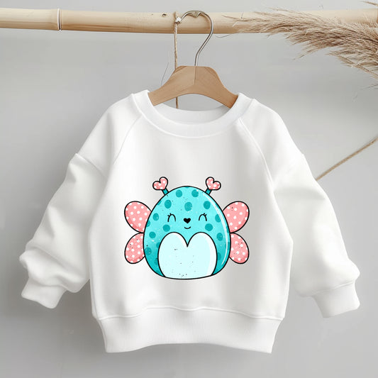 „Mockup eines Kinder-Sweaters: mittig auf der Brust das Bügelbild eines türkisfarbenen Schmetterlings mit rosa, gepunkteten Flügeln; zeigt Größe und Platzierung des Motivs auf Kleidung.“