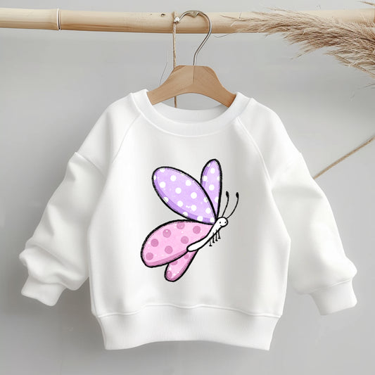 Kinder-Sweatshirt mit mittig platziertem Bügelbild „Pünktchen-Schmetterling“ (lila/rosa, gepunktete Flügel), etwa handtellergroß.