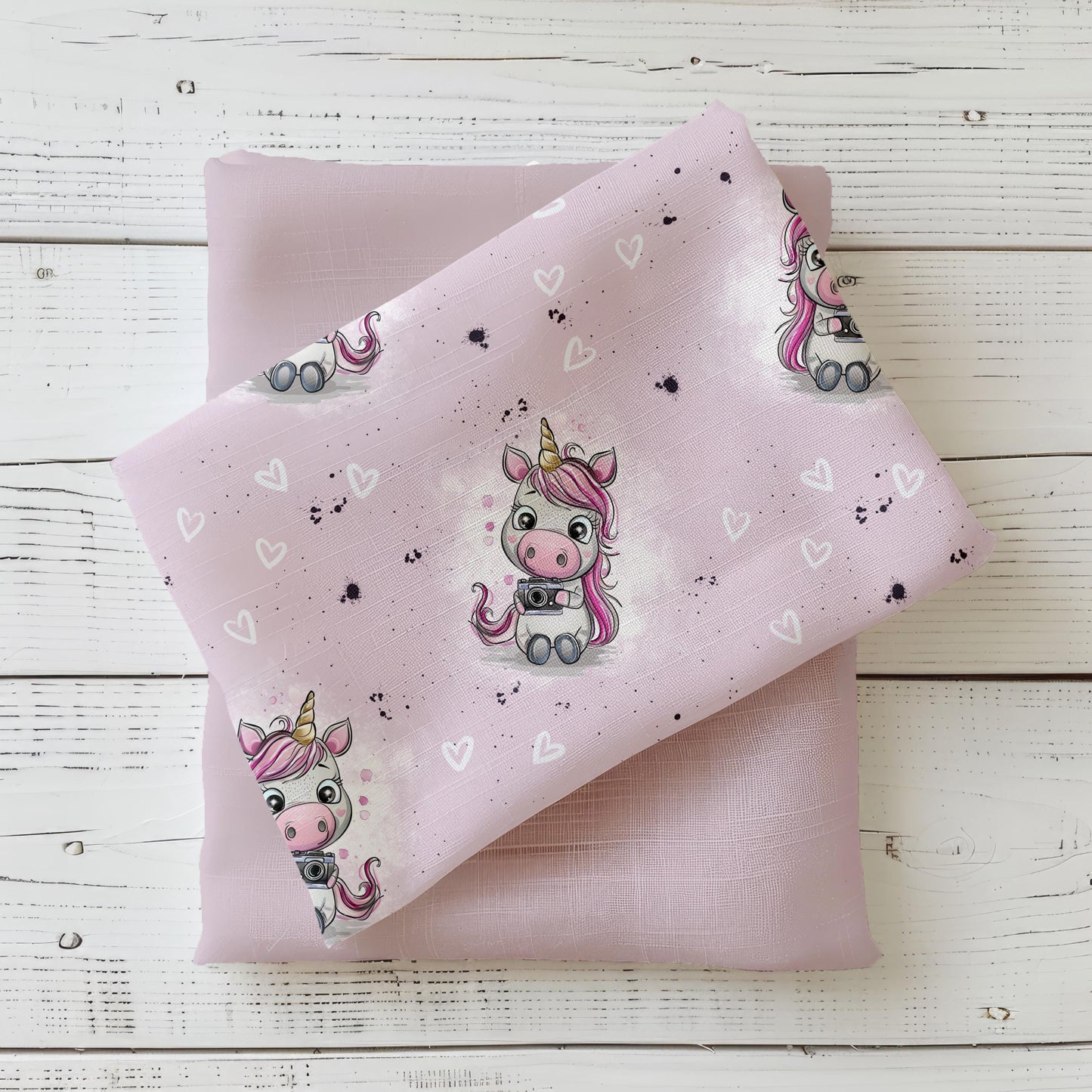 Einhorn-Stoff "Smile" in Rosa mit Kamera-Motiv & Herzchen für Baby- & Kinderkleidung.