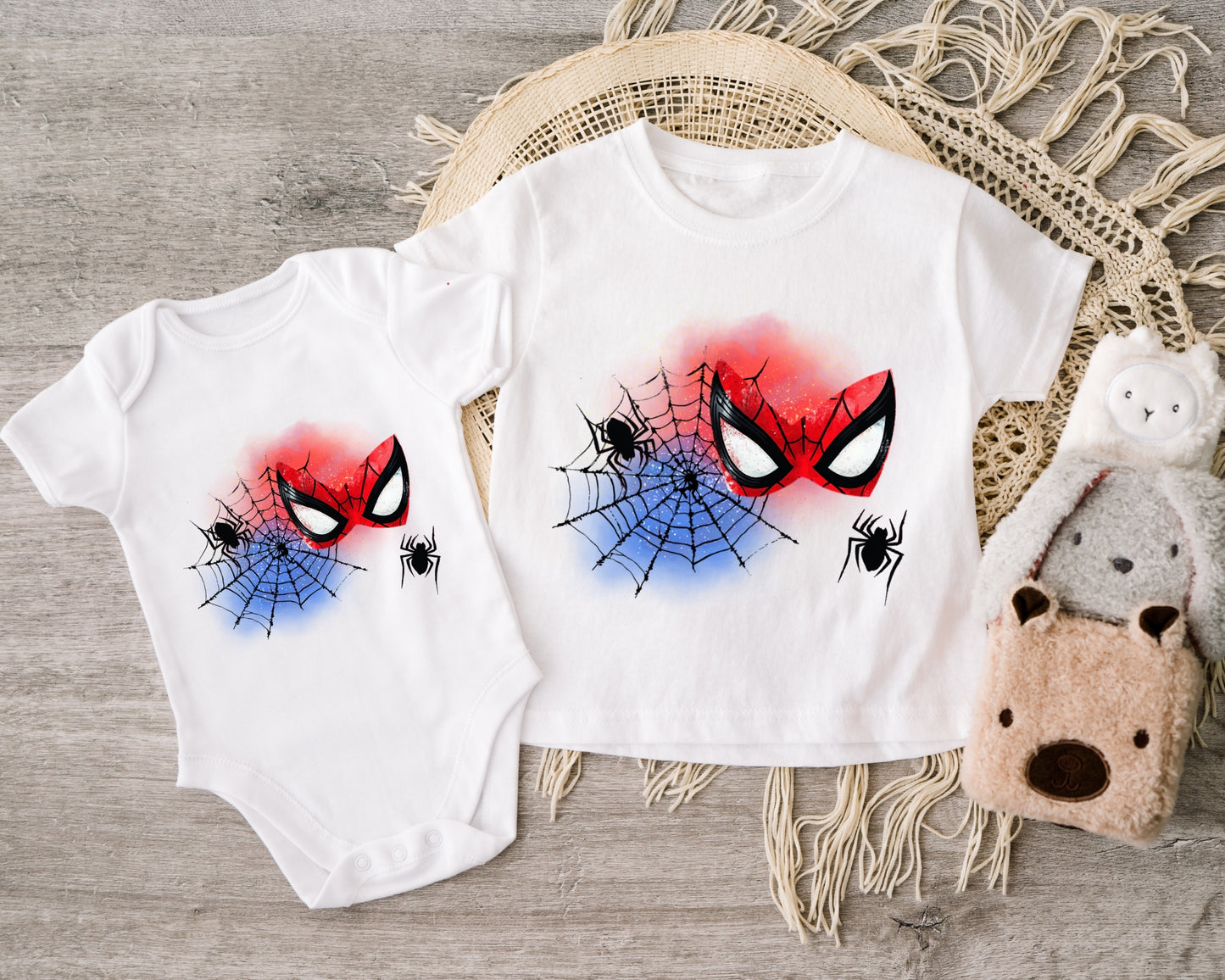 Kinder-Bügelbild mit Spinnennetz und Augenmaske – DIY-Motiv für kleine Kletterfans.