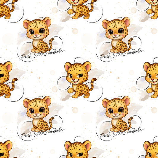 Nahtloses Stoffdesign „Frecher Leopard“ mit zwei niedlichen Leoparden‑Babys: eines mit großen Kulleraugen, eines mit frechem Blick. Hintergrund mit zarten Aquarellfarben, goldenen Sternchen und handschriftlichem Spruch „Frech, Wild, Wunderbar“.