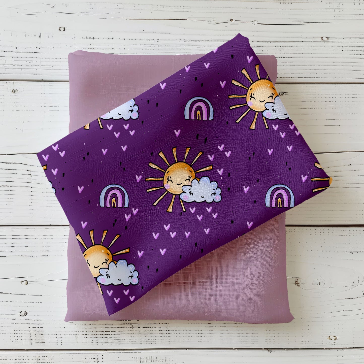 Mockup: Stoff „Believe in Magic Sonne“ – lächelnde Sonne mit Wolke, kleine Herzen & Regenbögen auf violettem Grund; Stoffkachel diagonal auf passendem Uni platziert.