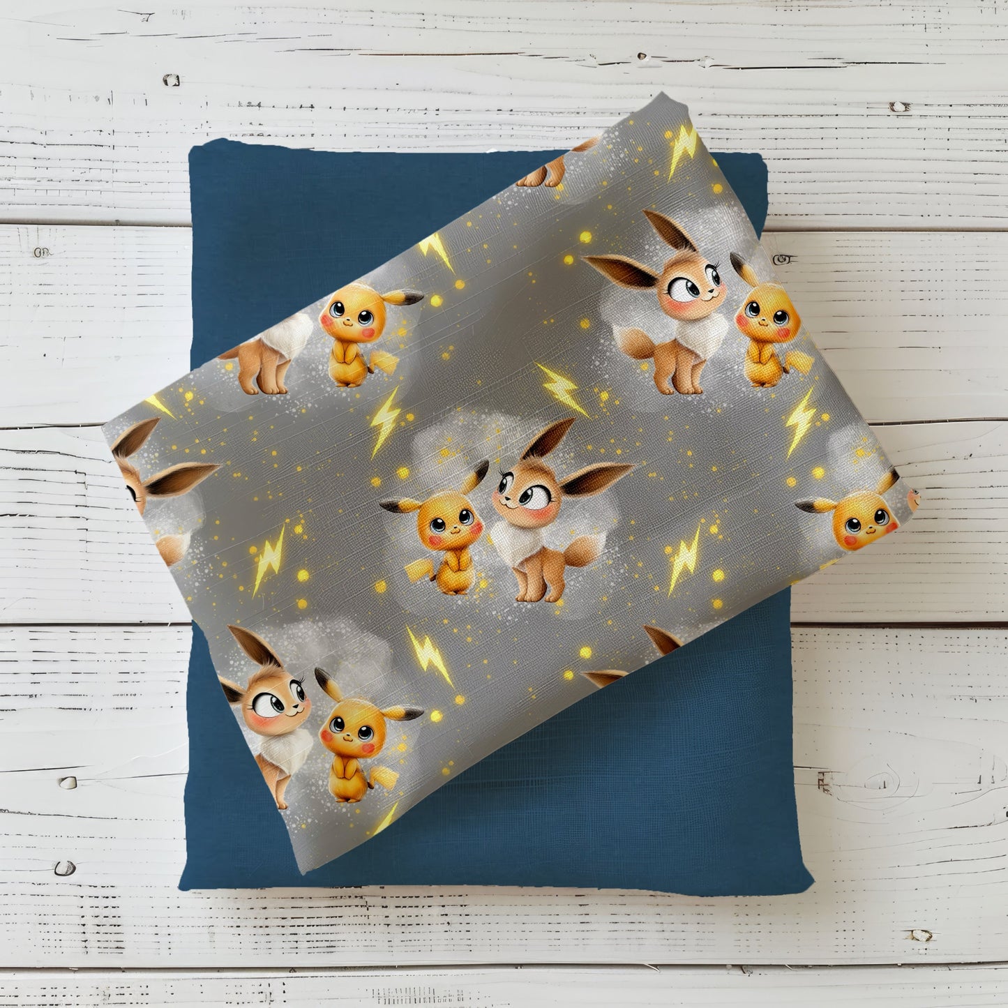 Gefalteter Stoff mit dem Design „Blitzi & Flitzi“ – grauer Stoff mit süßen Blitzfreunden.