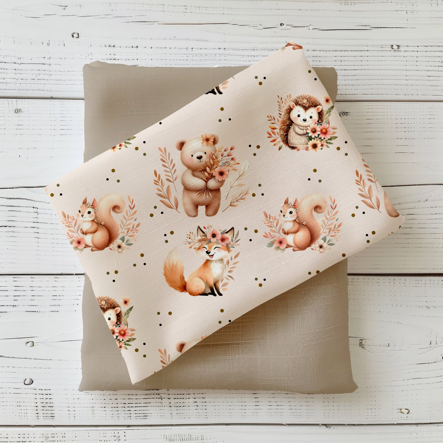 Mockup: Stoff „Boho Waldtiere“ – Fuchs, Bär, Igel & Eichhörnchen mit Trockenblumen und olivfarbenen Punkten auf pudrig roséfarbenem Hintergrund; Stoffkachel diagonal auf Uni in Greige/Taupe als Kombistoff.