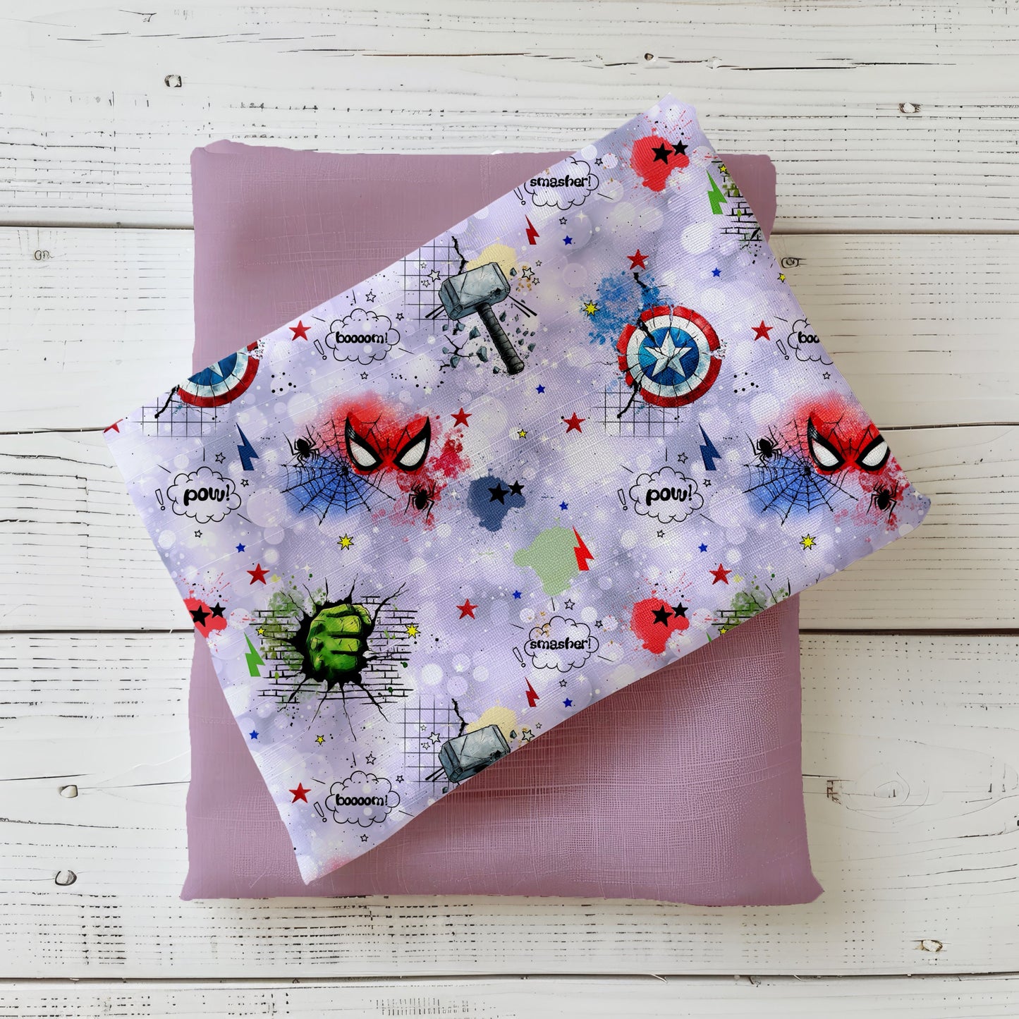 Comic-Stoff mit Superhelden-Motiven – Maske, Schild & Faust auf fliederfarbenem Glitter-Hintergrund.