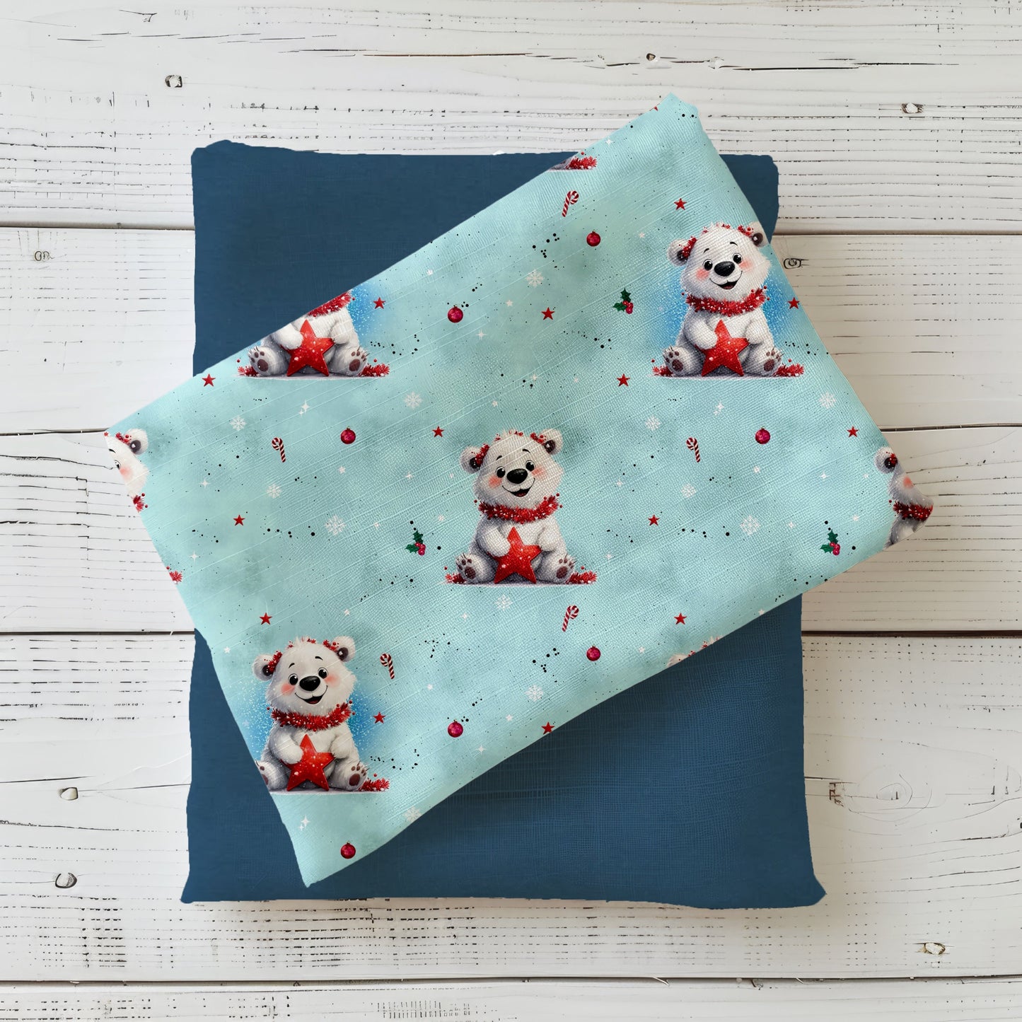 Kinderstoff „Kleiner Eisbär“ in Blau mit niedlichem Eisbärenmotiv und roten Weihnachtssternen