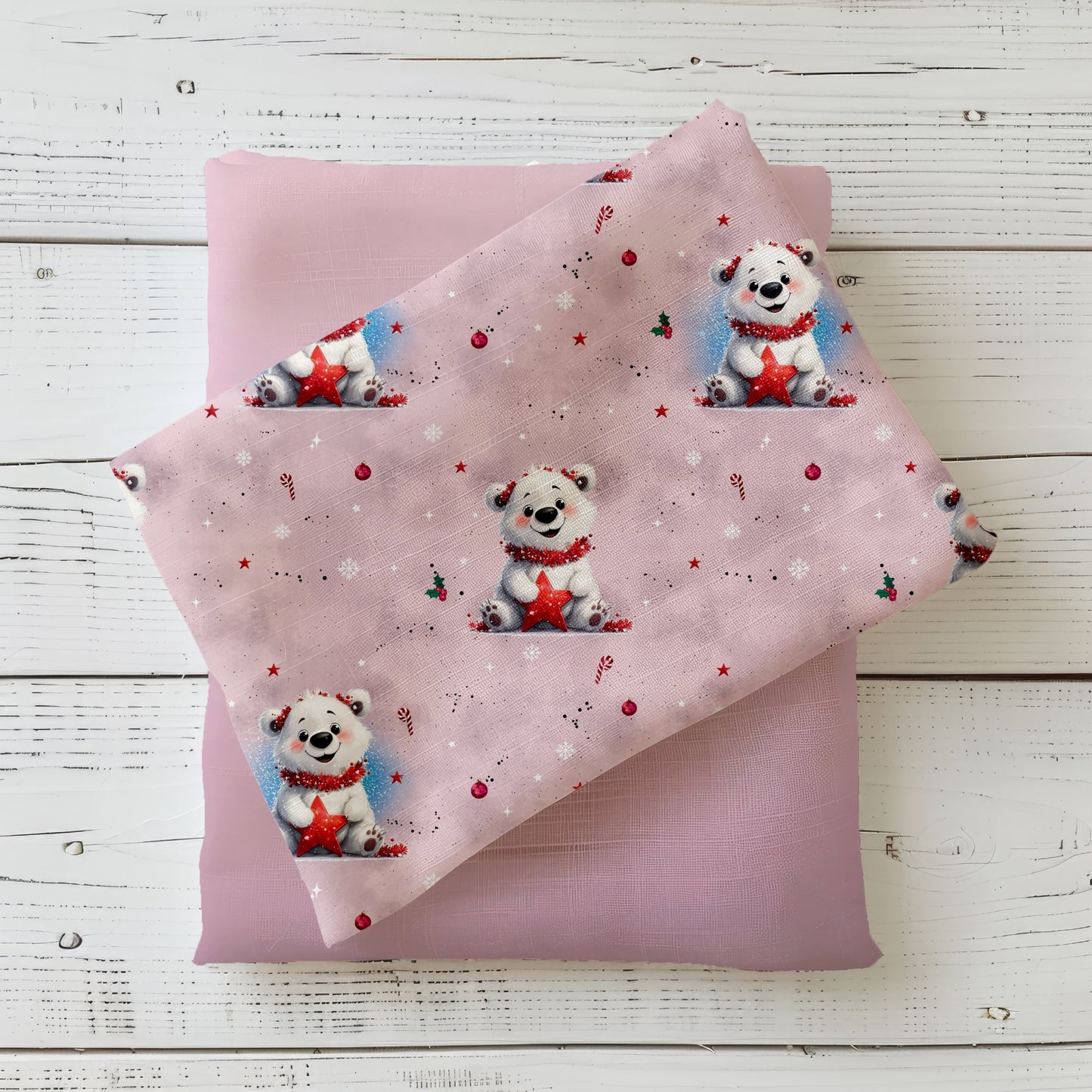 Kinderstoff „Kleiner Eisbär“ in Rosa mit niedlichem Eisbärenmotiv und Weihnachtsdetails