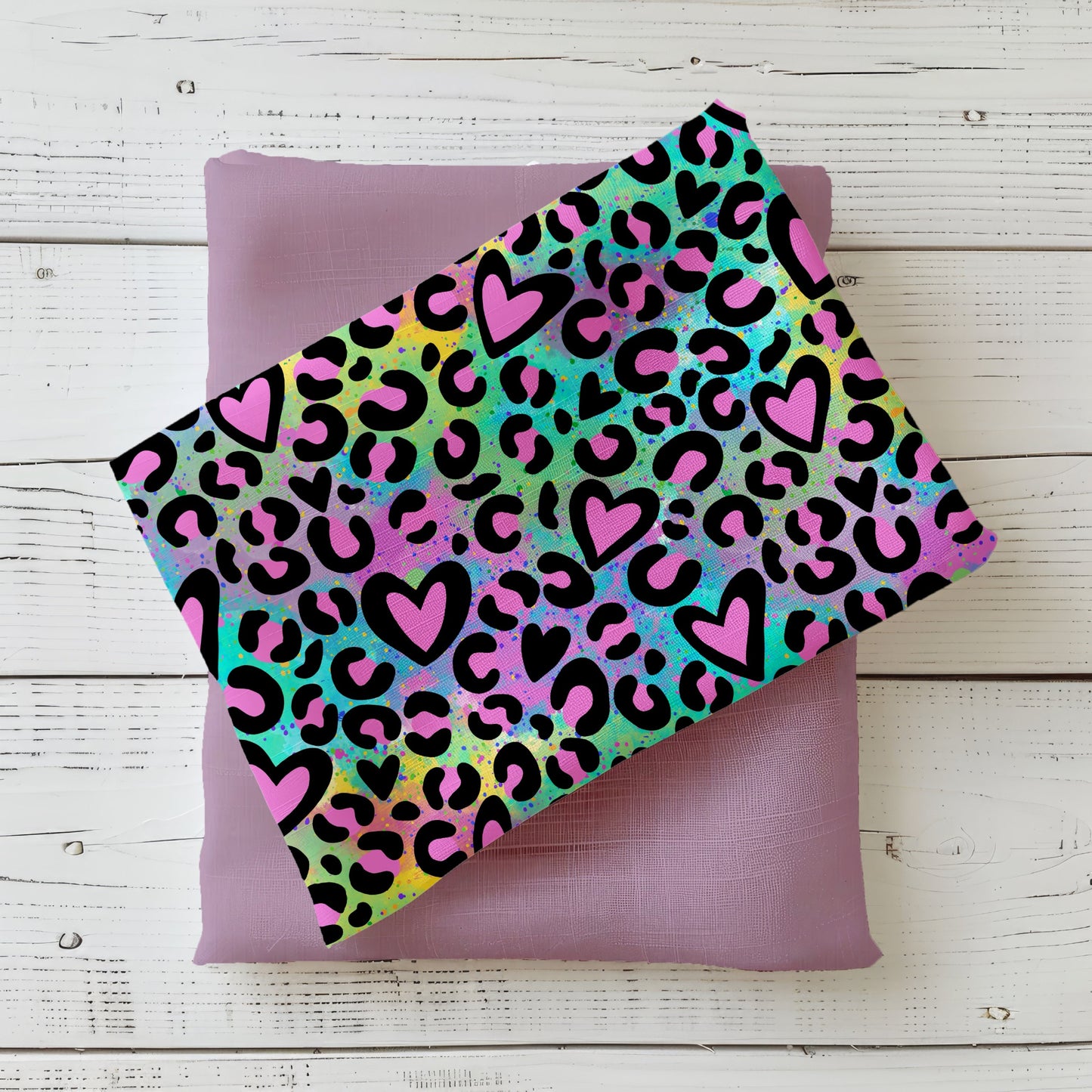 Leo Herzen Rainbow – Bunter Kinderstoff mit schwarzem Leo-Print & Herzen.
