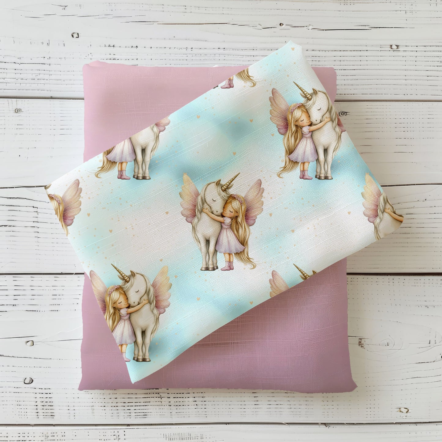 Ripp-Jersey „Magische Umarmung“ – Einhorn & Feenmädchen in Pastell (Hellblau, Rosa, Creme) auf hellem Grund; gezeigt mit passendem Uni für Bündchen
