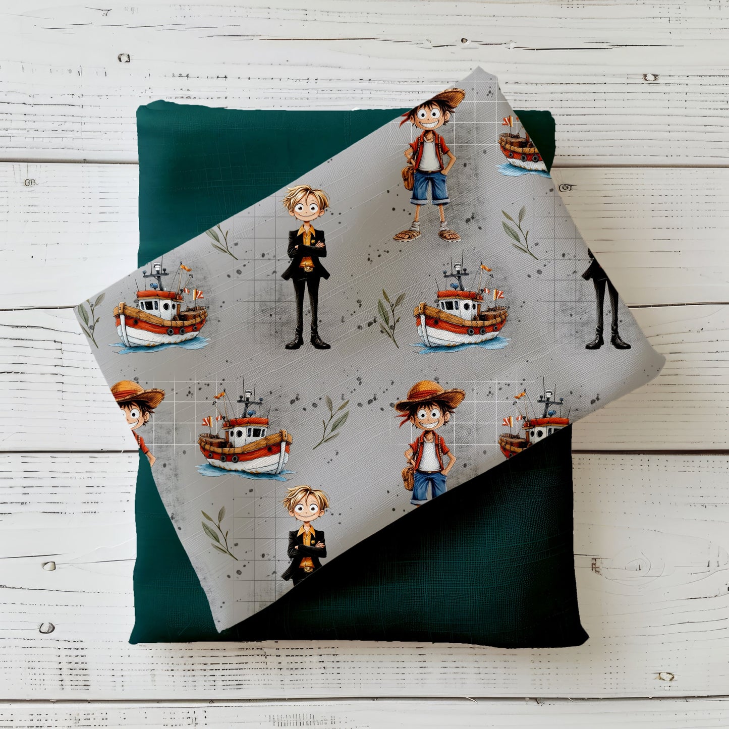 Gefalteter Stoff „Piratenkönig“ mit maritimem Design auf hellem Untergrund.