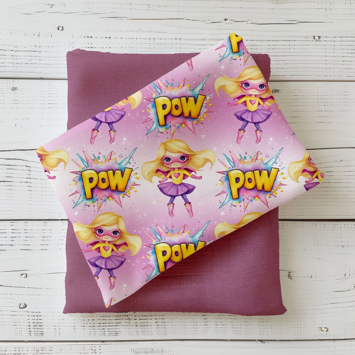 Power-Kinderstoff mit pinkem Superhelden-Motiv auf weichem Jersey.